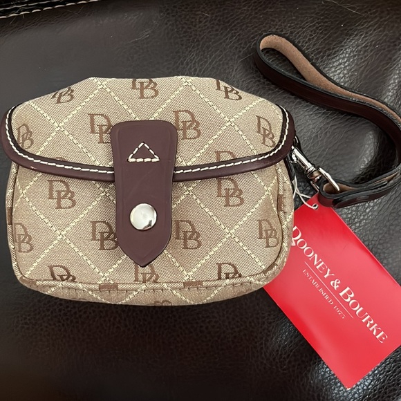 Dooney & Bourke Flap Wristlet NWT Plus Bonus D&B Keychain - Picture 1 of 7